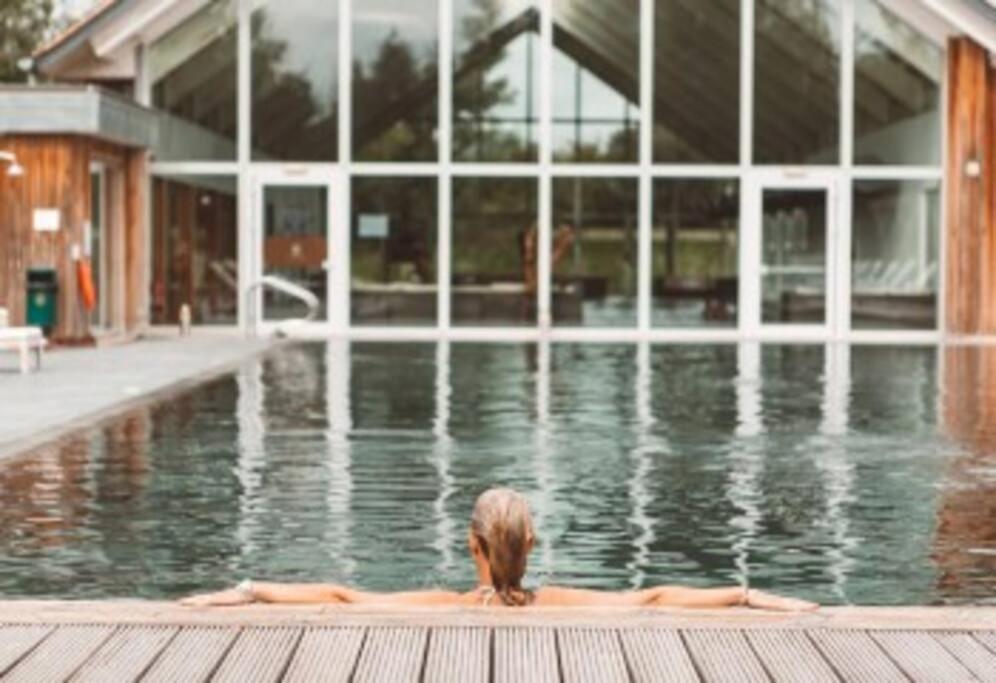 Cotswolds Lake Side Home With Luxury Spa Swallows Nest,Lower Mill Estate, Lakeside Home And Spa With A Harry Potter Cupboard Under The Stairs Somerford Keynes Dış mekan fotoğraf
